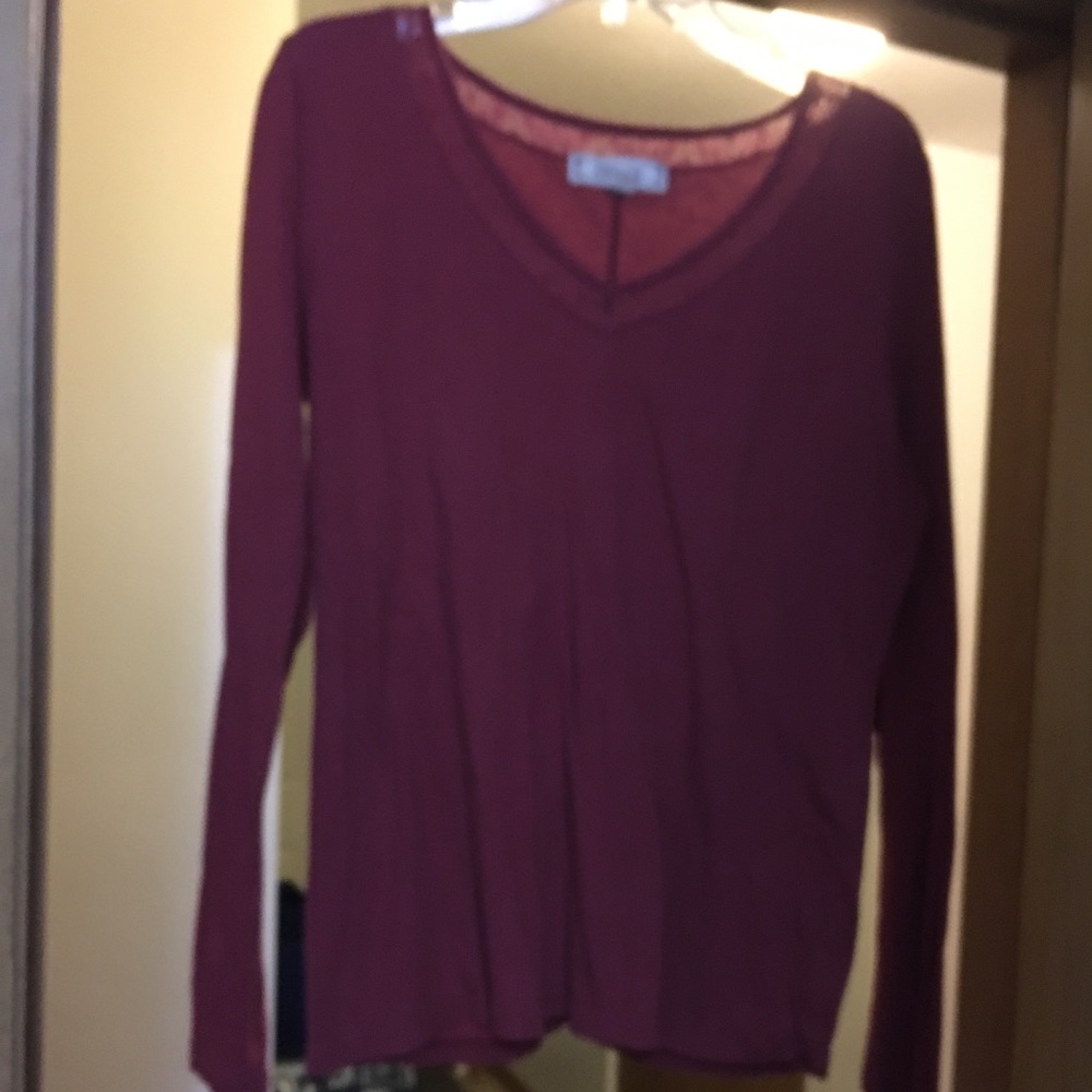 L/S DECREE top EUC, has lace all around the collar